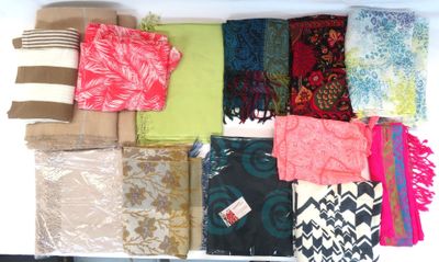 plusieurs types de foulards différents disposés sur une table