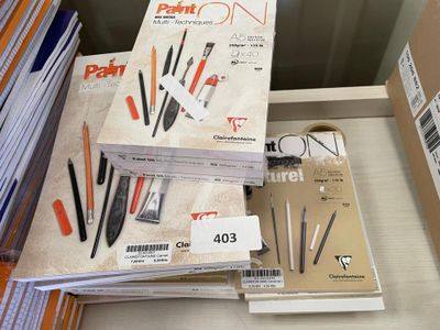 de nombreux types de couteaux exposés dans un magasin