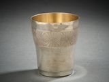 une coupe en argent posée sur une table