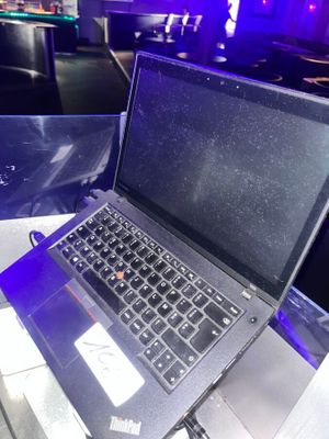 un ordinateur portable posé sur une table dans une pièce