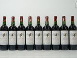six bouteilles de vin sont alignées sur une table