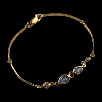 un bracelet en or serti de saphirs bleus et de diamants