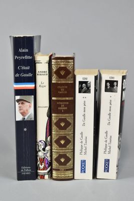 plusieurs livres sont empilés sur une table