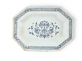une assiette bleue et blanche ornée d'un motif