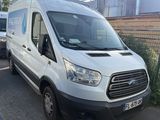 une camionnette blanche garée dans un parking