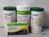 trois bouteilles d'Herbalife posées sur un plan de travail