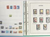 un classeur contenant un grand nombre de timbres différents