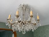 un lustre en cristal suspendu au plafond d'une pièce