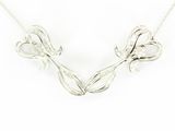 gros plan d'un collier sur fond blanc