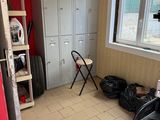 une pièce où se trouvent de nombreux casiers