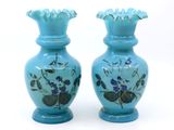 deux vases peints avec des fleurs