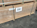 un gros plan sur une pile de palettes en bois dans un entrepôt
