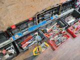 un grand nombre d'outils posés sur une table