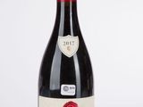 la bouteille de vin est posée sur la table à côté du verre