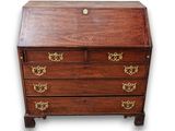 un bureau ancien en bois, avec des ferrures en laiton et des tiroirs