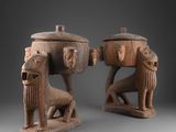 deux animaux sculptés dans le bois et un lion, posés sur des socles