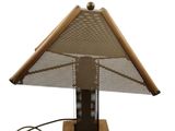 une image représentant une lampe posée sur un socle en bois