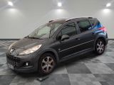 la photo d'une petite voiture grise garée dans un garage