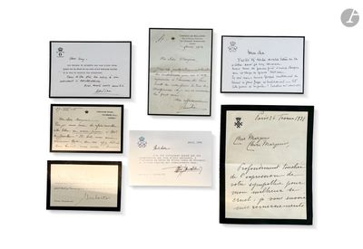Plusieurs vieilles lettres sont accrochées sur un mur blanc, encadrées de noir.