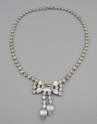 Dans le goût de Roger SCEMAMA, Collier rivière avec motif ce…