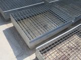 plusieurs grilles métalliques posées à même le sol