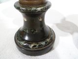 une statue d'un homme assis sur une table