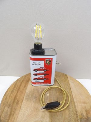 une lampe posée sur une table en bois