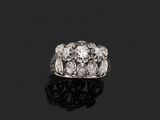 une bague Art déco sertie d'un groupe de diamants