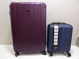 deux bagages posés l'un à côté de l'autre sur une table
