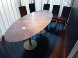 une table entourée de chaises dans une pièce