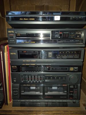 de nombreux types d'équipements audio empilés les uns sur les autres