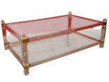 une table basse en verre surmontée d'une étagère en verre