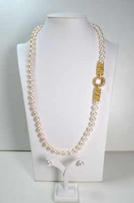 collier de perles avec un fermoir en or et des perles, sur un mannequin blanc
