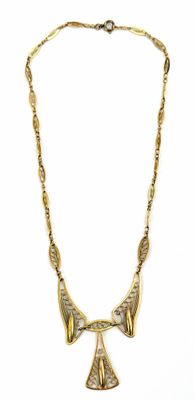 Collier plaqué or orné de trois pendentifs de forme triangulaire sur fond blanc