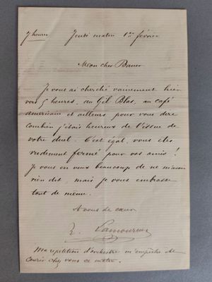 un gros plan d'un morceau de papier sur lequel on a écrit