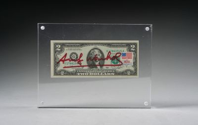 une photo d'un billet de banque dans une boîte transparente