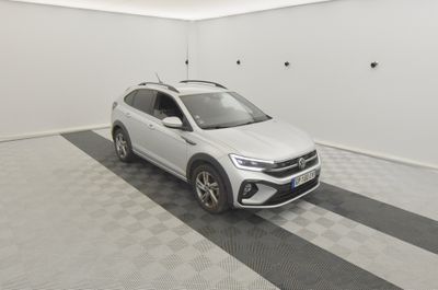 Le SUV Volkswagen blanc est garé dans une salle blanche.