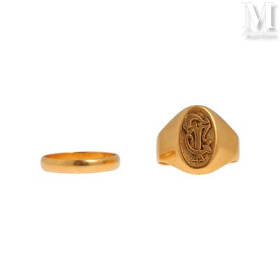 un gros plan d'une bague en or et d'une bague en or sur fond blanc