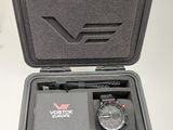 un étui contenant une montre, posé sur une table