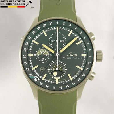 un gros plan d'une montre-bracelet avec un bracelet vert