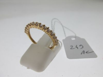 une image représentant une bague en or et une étiquette de prix sur un fond blanc