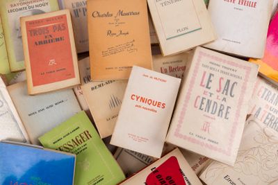 de nombreux livres empilés les uns sur les autres sur une table