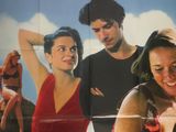 affiche du film « Love and Lies », mettant en scène deux jeunes femmes et un homme en maillot de bain