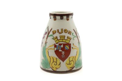 un petit vase orné d'un blason