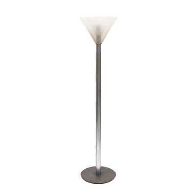 un gros plan d'un lampadaire muni d'un abat-jour en verre