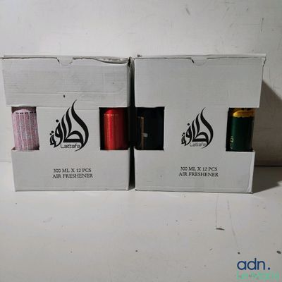deux canettes de soda posées l'une à côté de l'autre sur une table