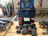 un tas d'outils posé sur une table dans un atelier