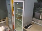 une photo d'une cuisine avec un réfrigérateur à l'intérieur