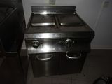 une cuisinière en métal équipée de deux feux, dans une cuisine