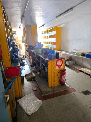 une photo d'une pièce avec de nombreuses étagères et une borne d'incendie